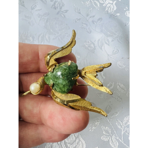 BSK Vintage Flying Bird Brooch/Pin - Gold-tone w/Green Chalcedony Faux Pearl Eye - Picture 2 of 4